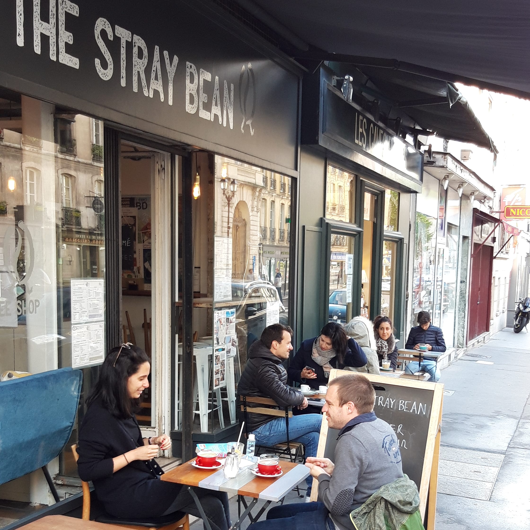 Clients en terrasse du Stray Bean