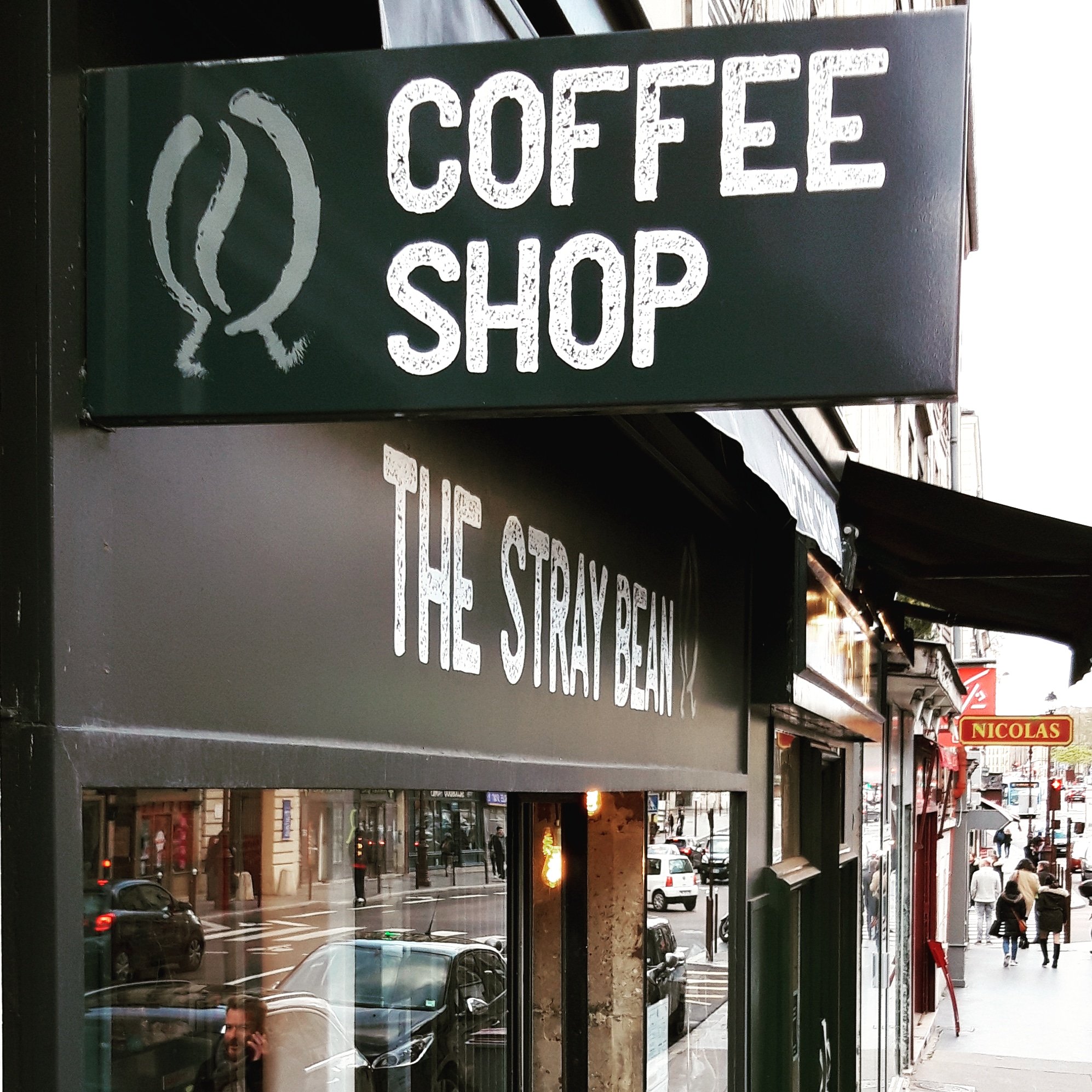 Devautre du coffee shop avec enseigne