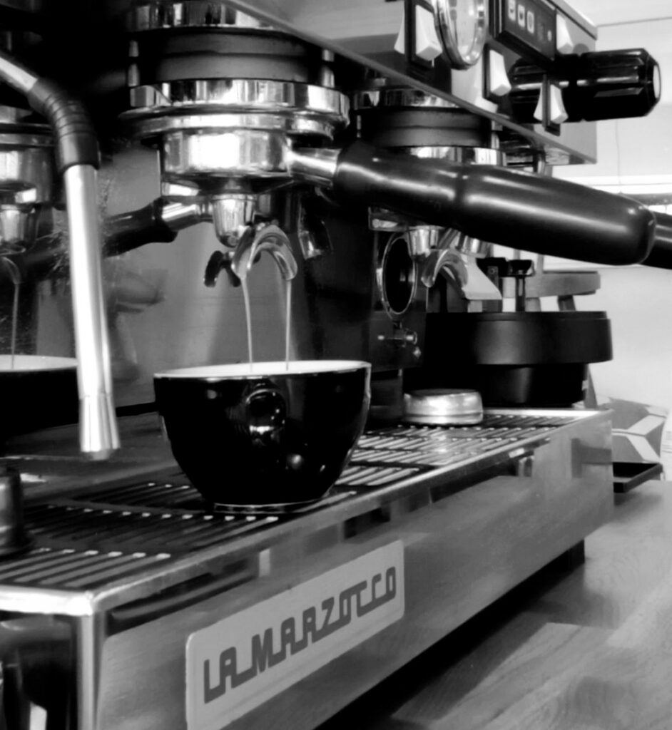 Extraction d'un double expresso sur la Marzocco - n&b